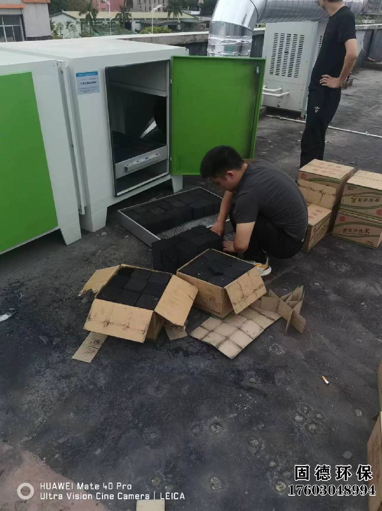活性炭換碳服務，幫客戶活性炭箱換碳，活性炭箱設備